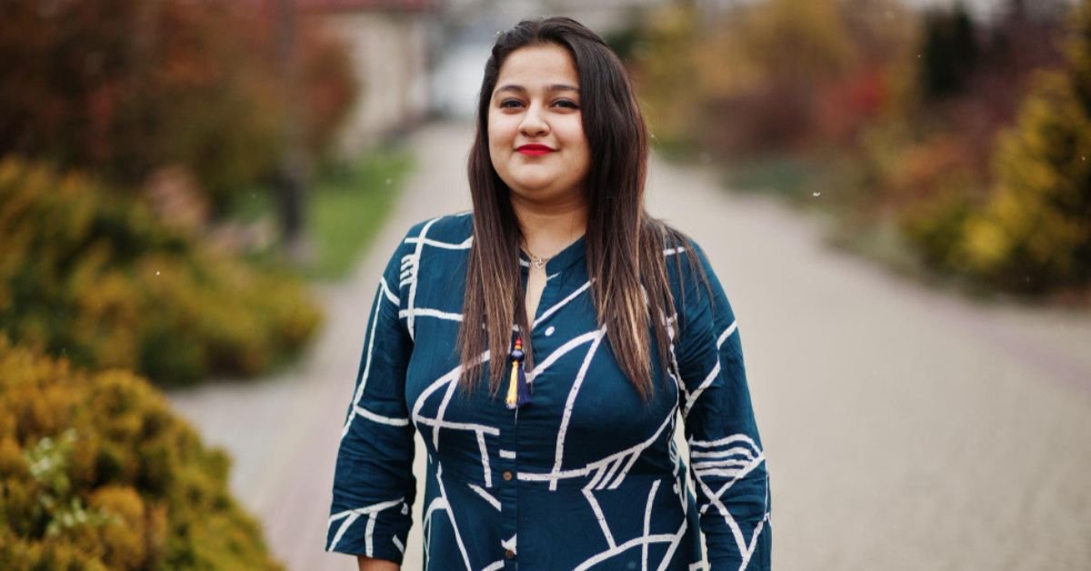 best clothes for short curvy women